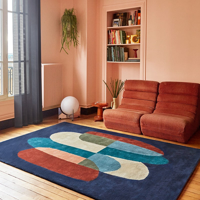 Tapis fond bleu au motif central coloré