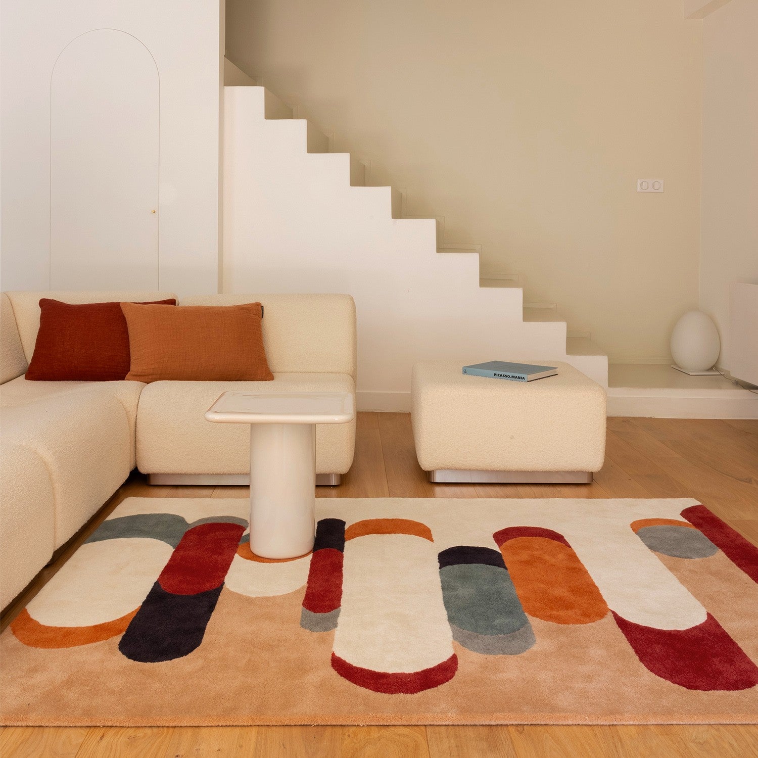 Tapis de salon multicolore table d'appoint blanche et canapé blanc