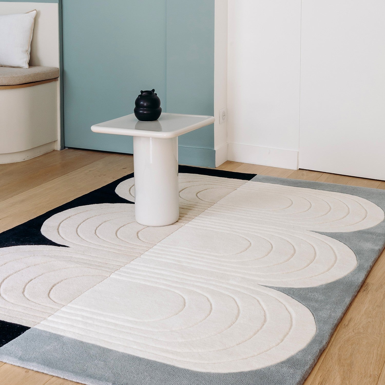 Tapis de salon en laine contemporain table d'appoint blanche