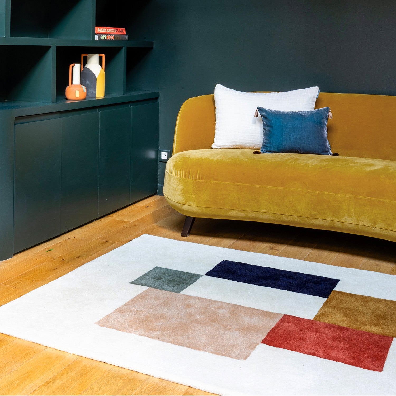 Tapis de salon multicolore en laine devant canapé jaune
