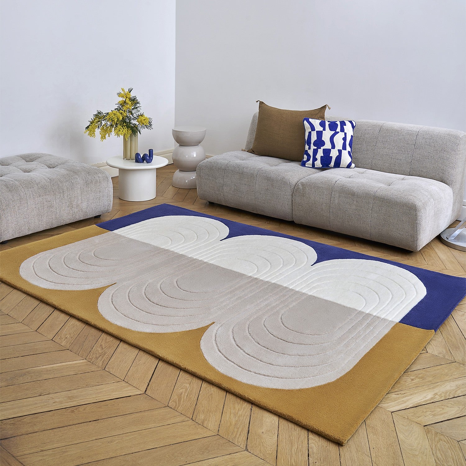 Tapis de salon en laine devant canapé gris
