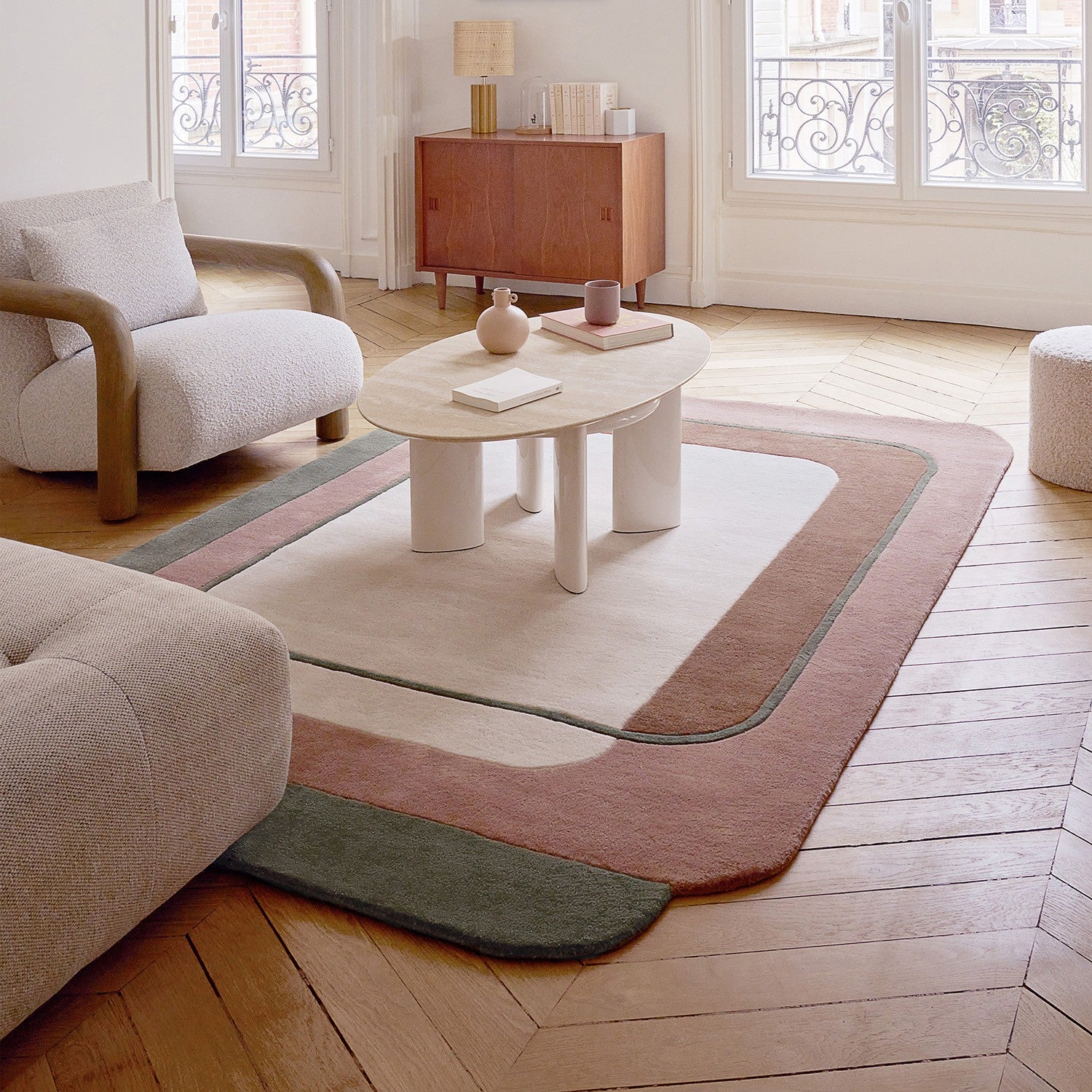 Tapis de salon en laine vert et terracotta canapé beige et blanc