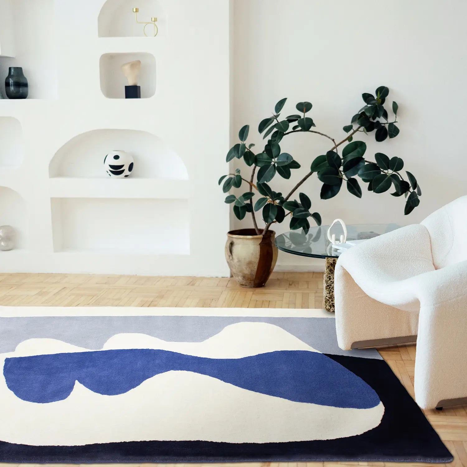 Tapis bleu de salon avec fauteuil blanc