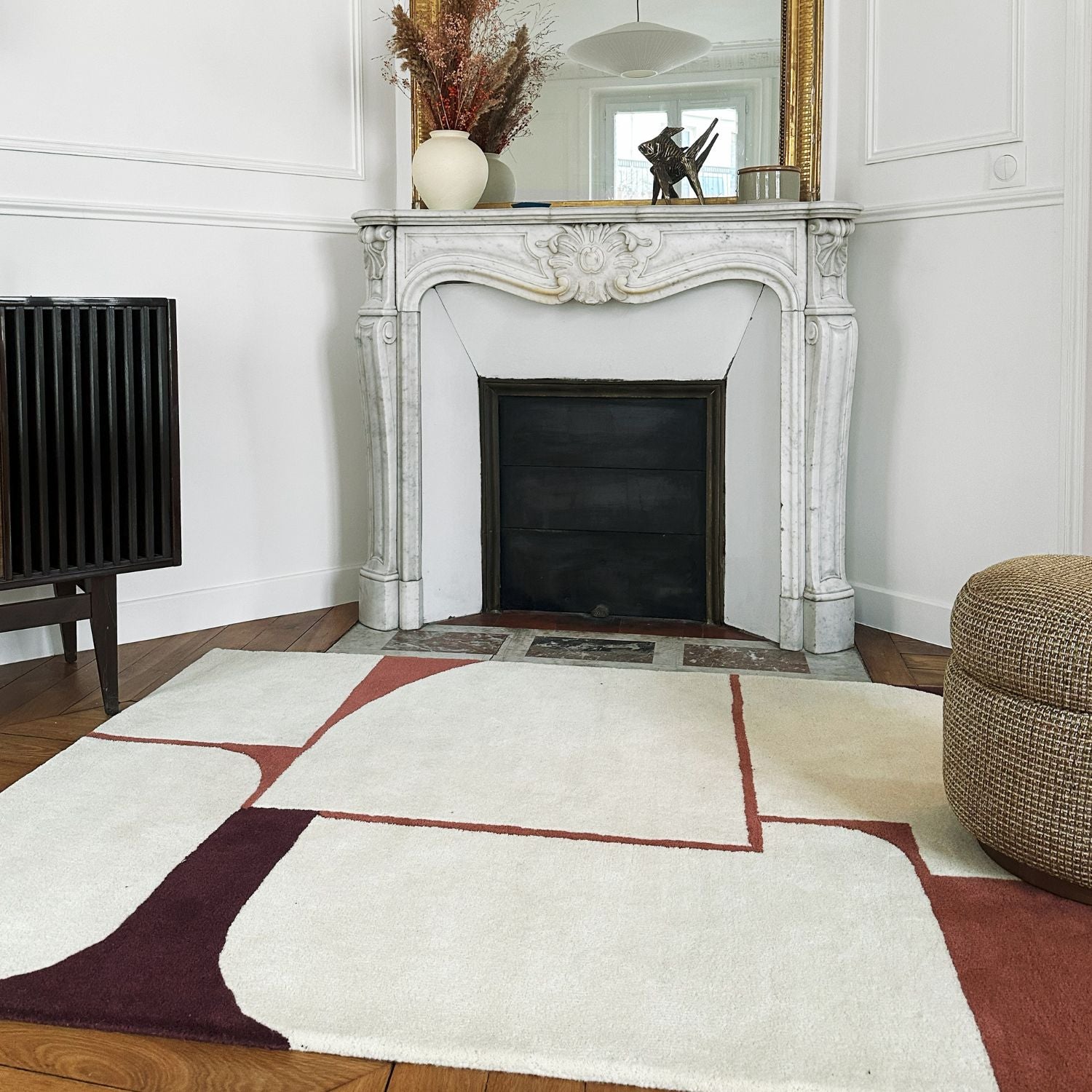 Tapis de salon blanc et bordeaux devant cheminée