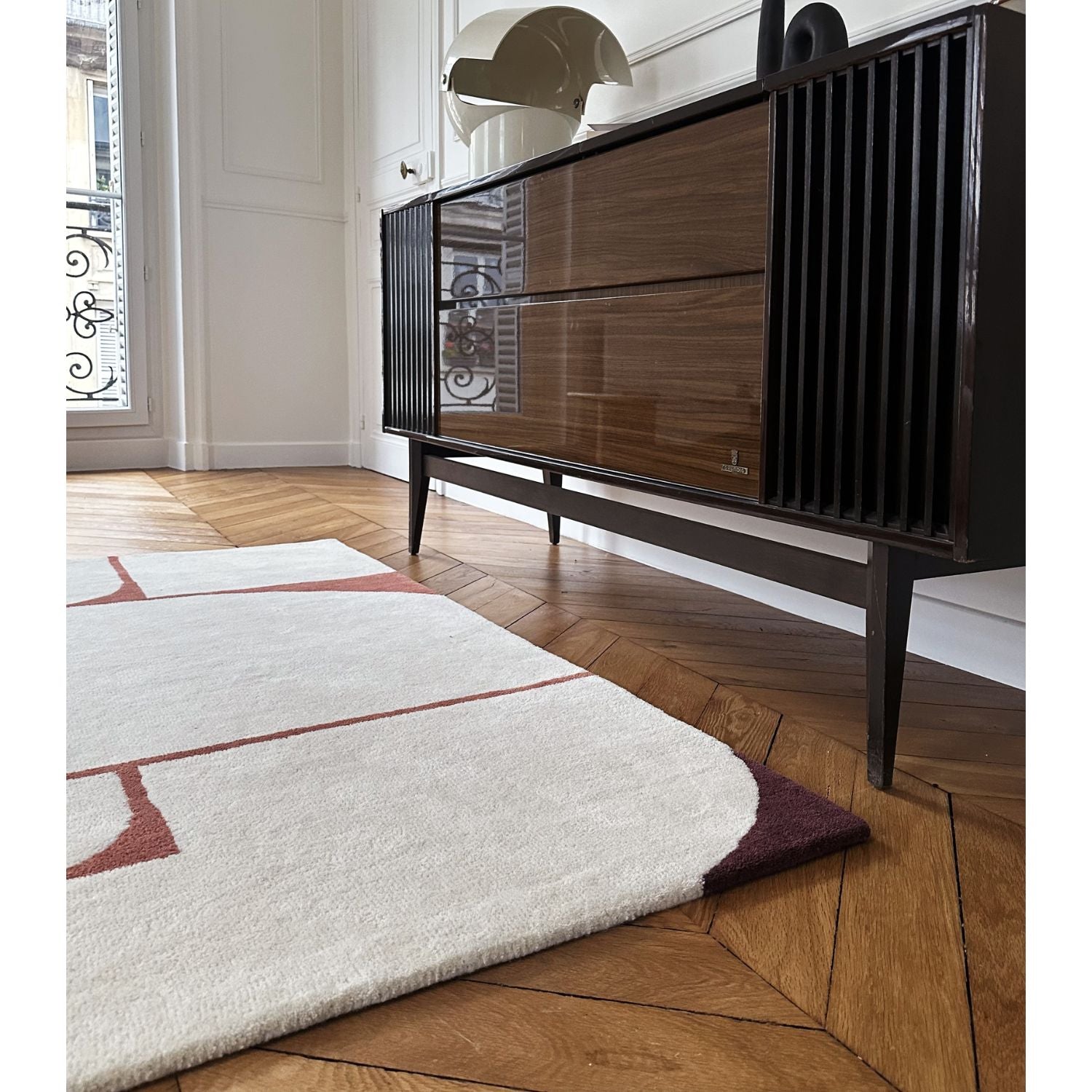 Détail tapis en laine blanc devant buffet
