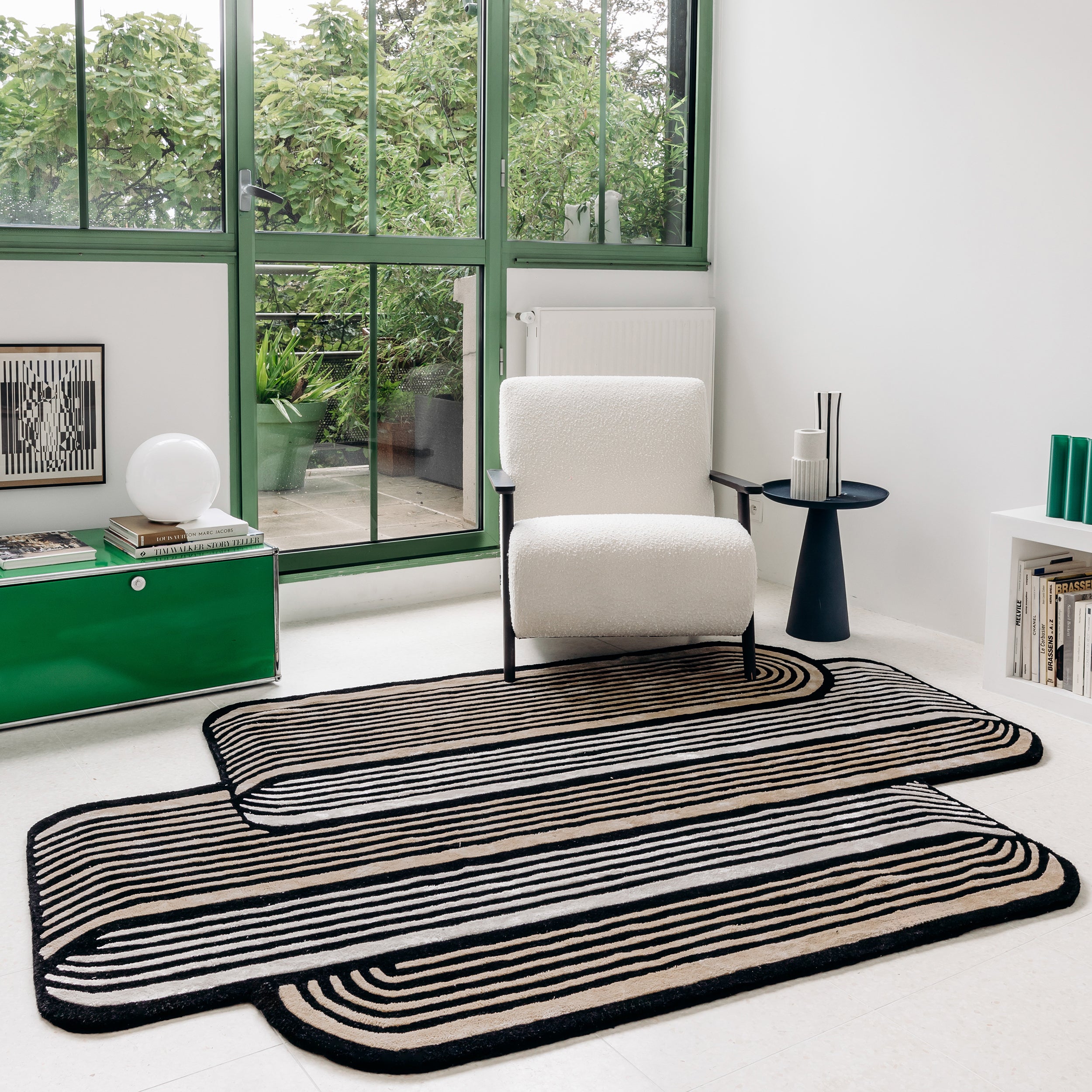 Tapis de salon noir et blanc, fauteuil blanc