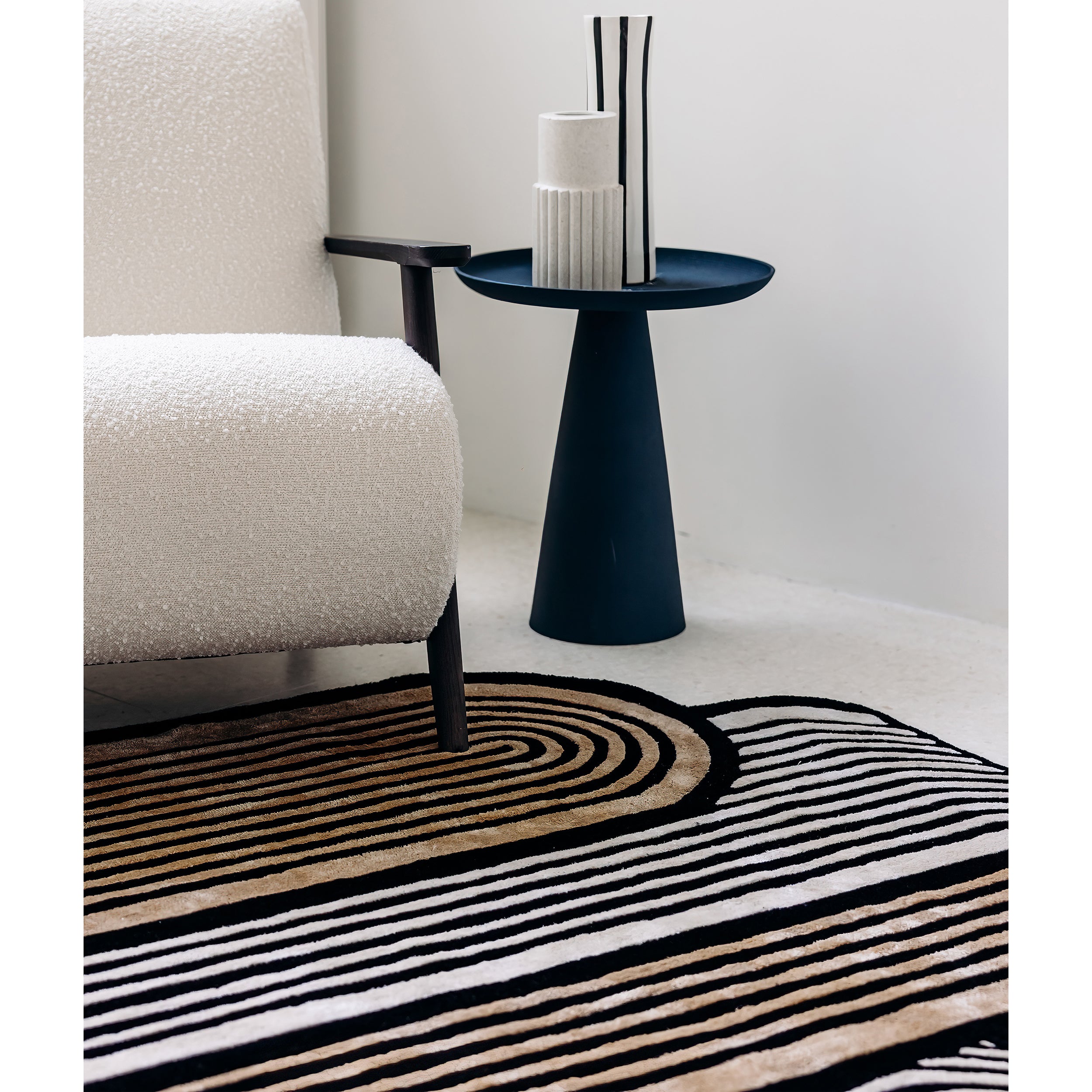 Zoom tapis en laine noir et blanc table d'appoint bleu marine