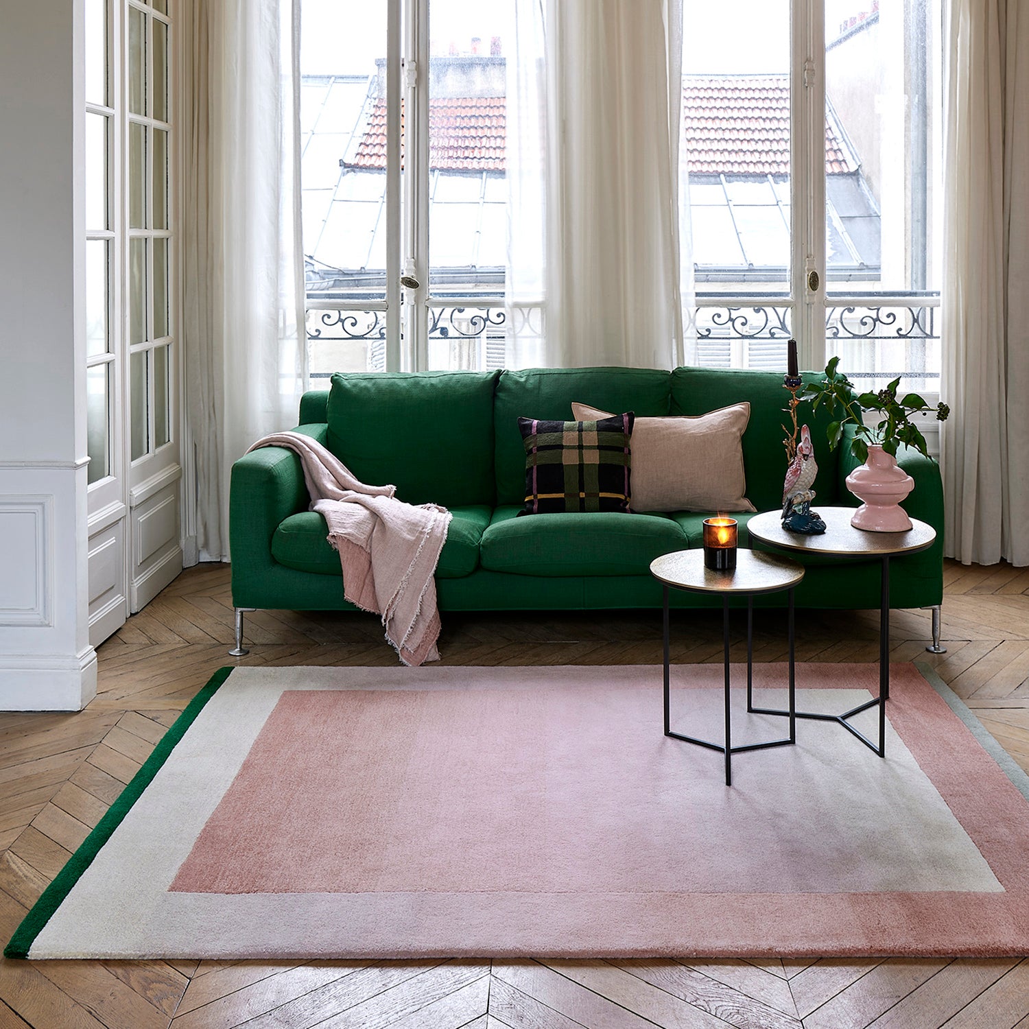 Tapis de salon dégradé rose et vert en laine canapé vert