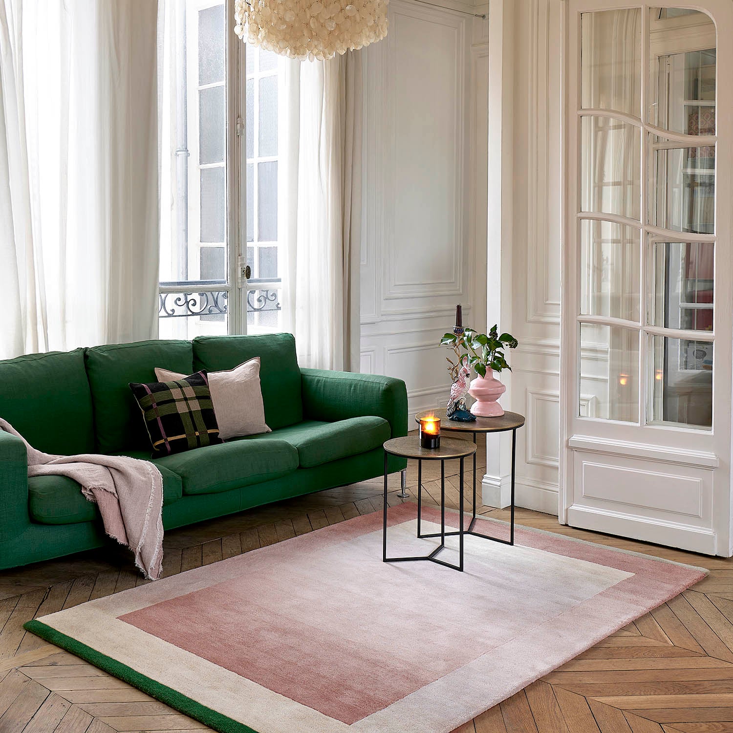 Tapis design en laine dégradé devant canapé vert