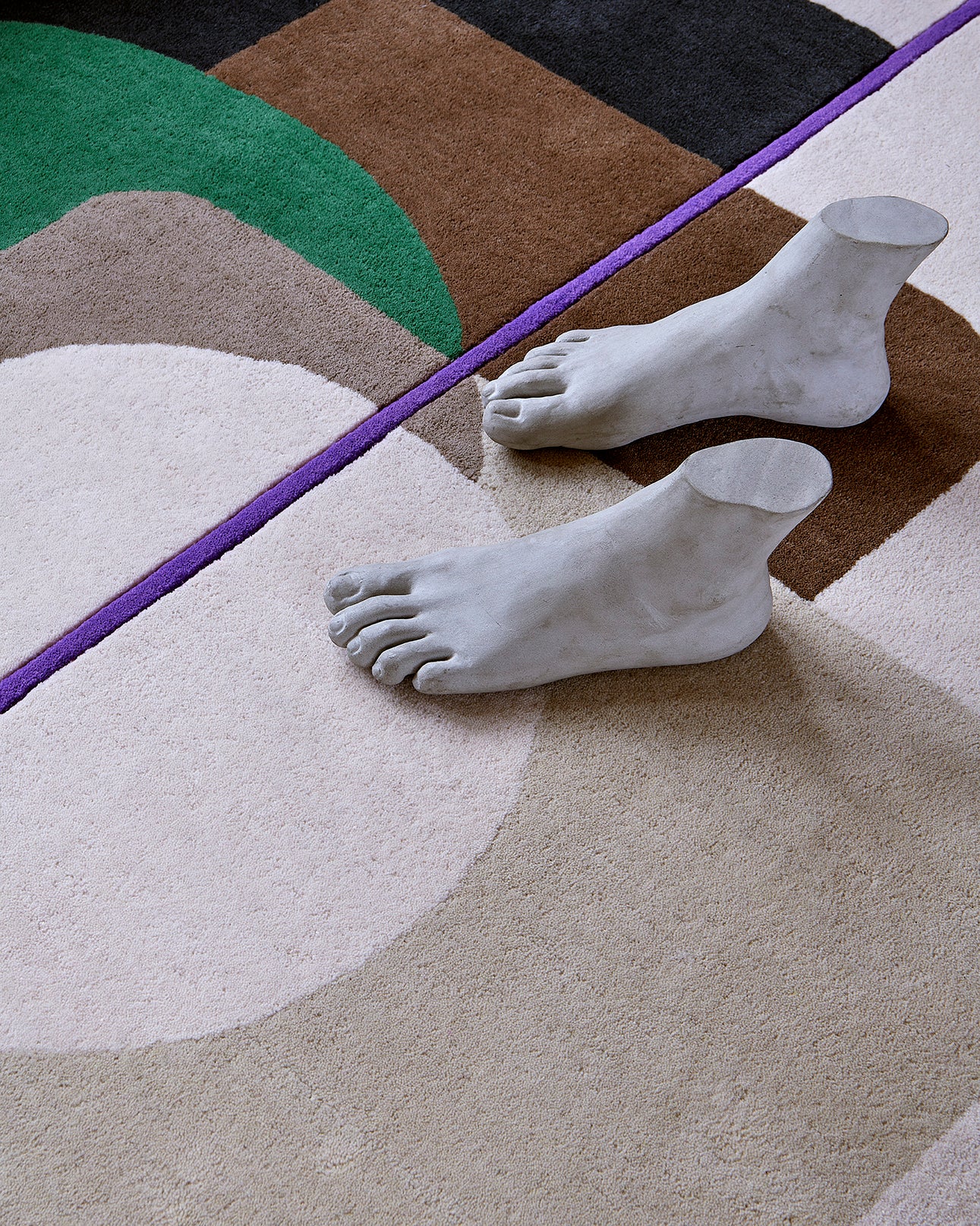 Zoom texture tapis laine avec pied en argile