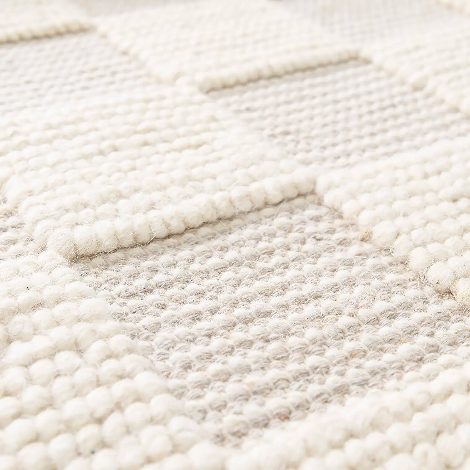 Zoom motif tapis damier blanc en laine
