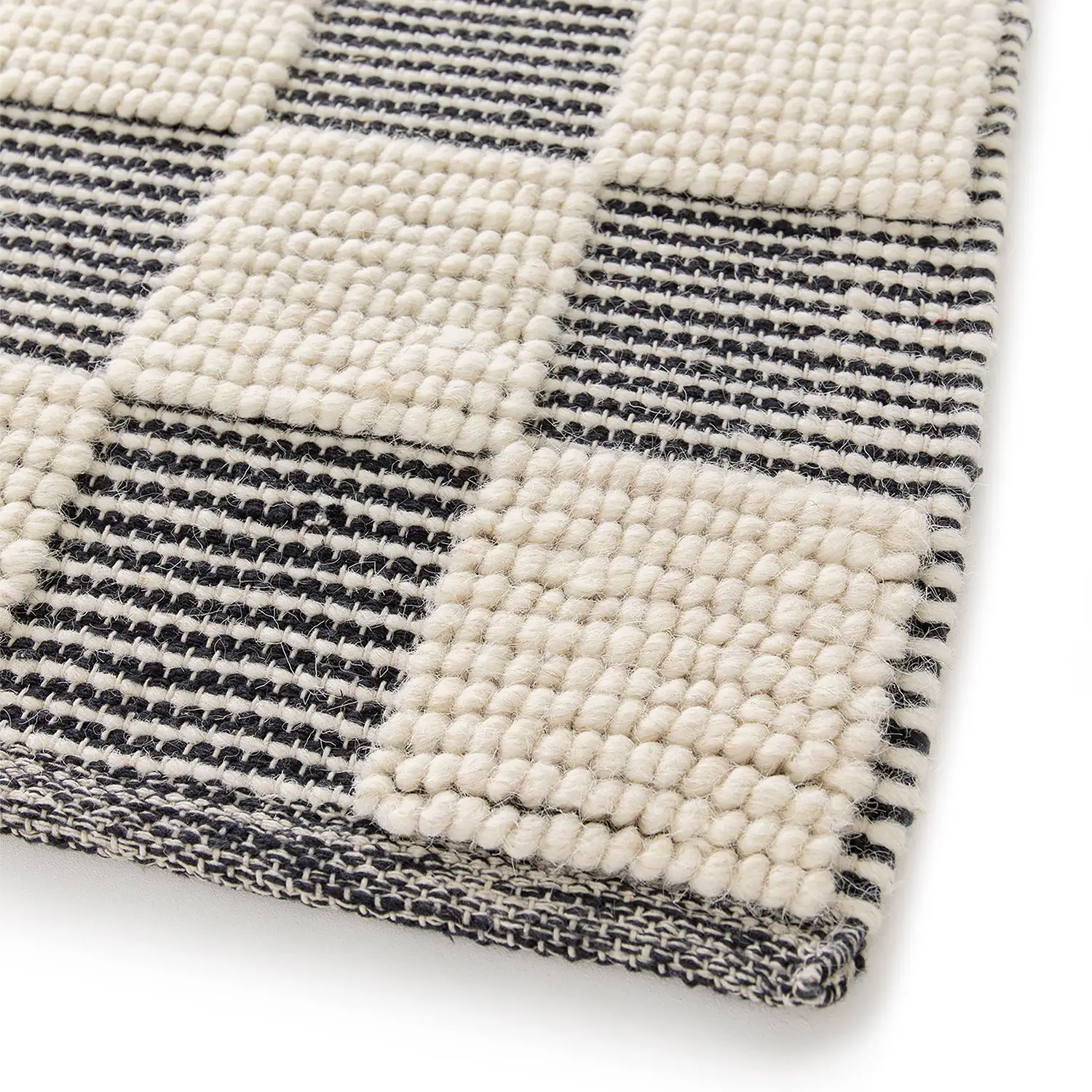 Zoom tapis damier noir et blanc motif en relief