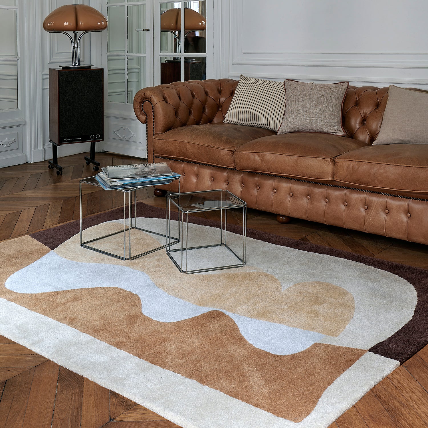 Tapis de salon beige, ocre canapé marron
