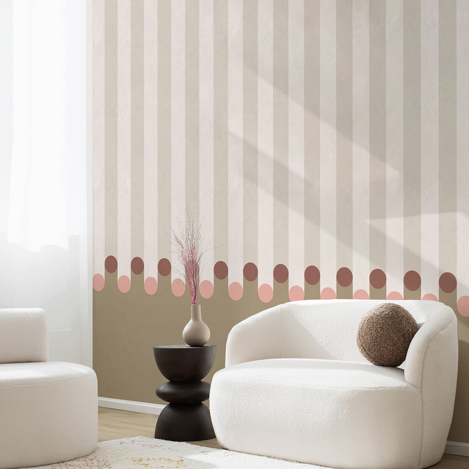 Papier peint rayures beige , fauteuil crème