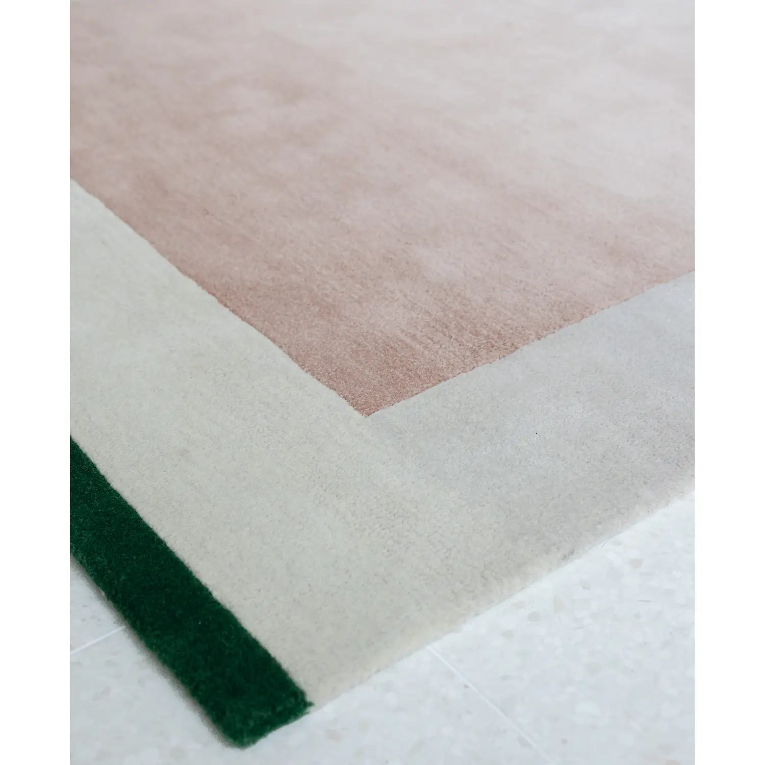 Zoom tapis rose, blanc cassé et vert