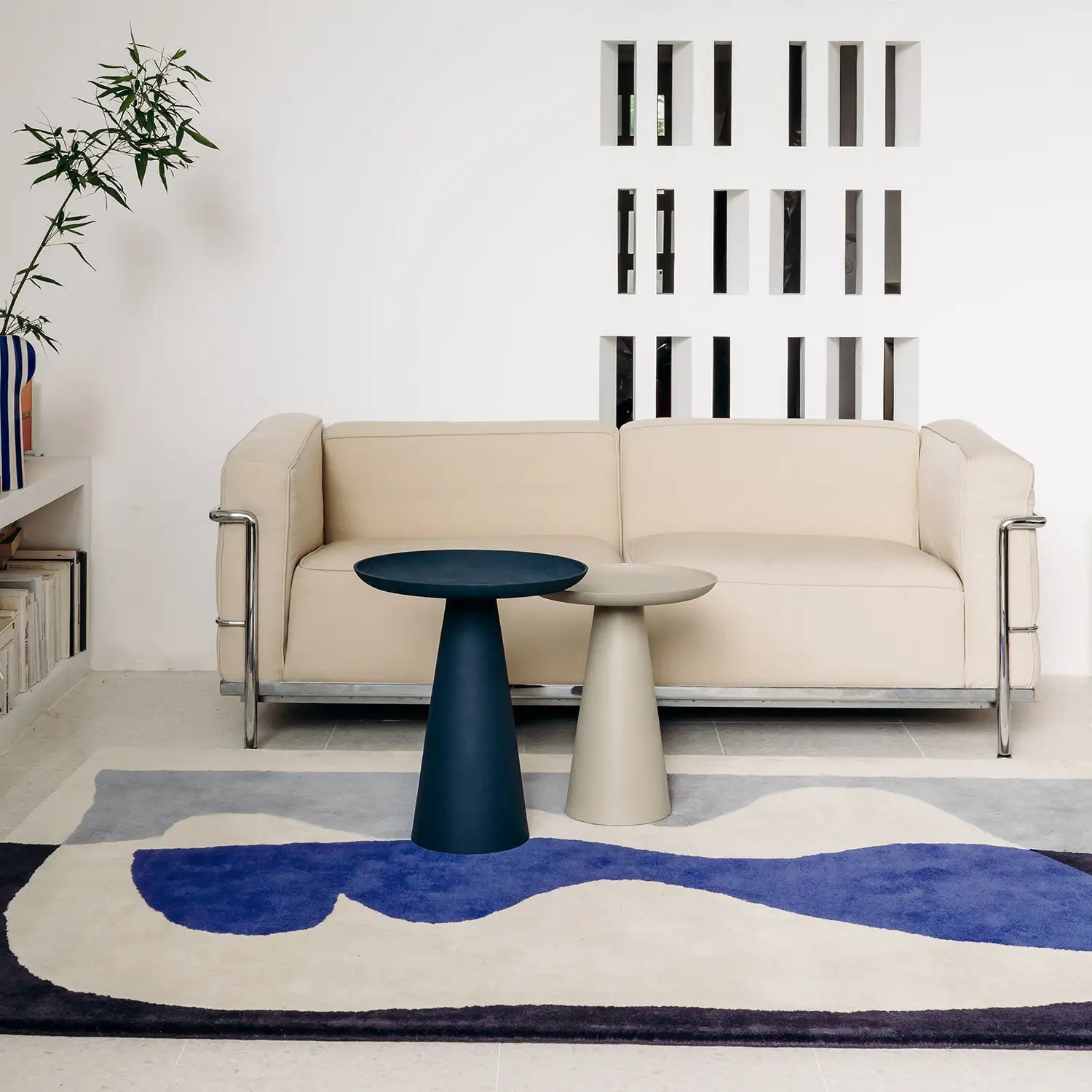 Tapis de salon bleu devant canapé contemporain