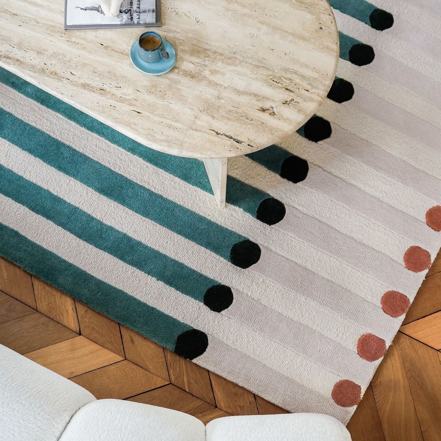 Zoom tapis multicolore en laine à rayure table travertin
