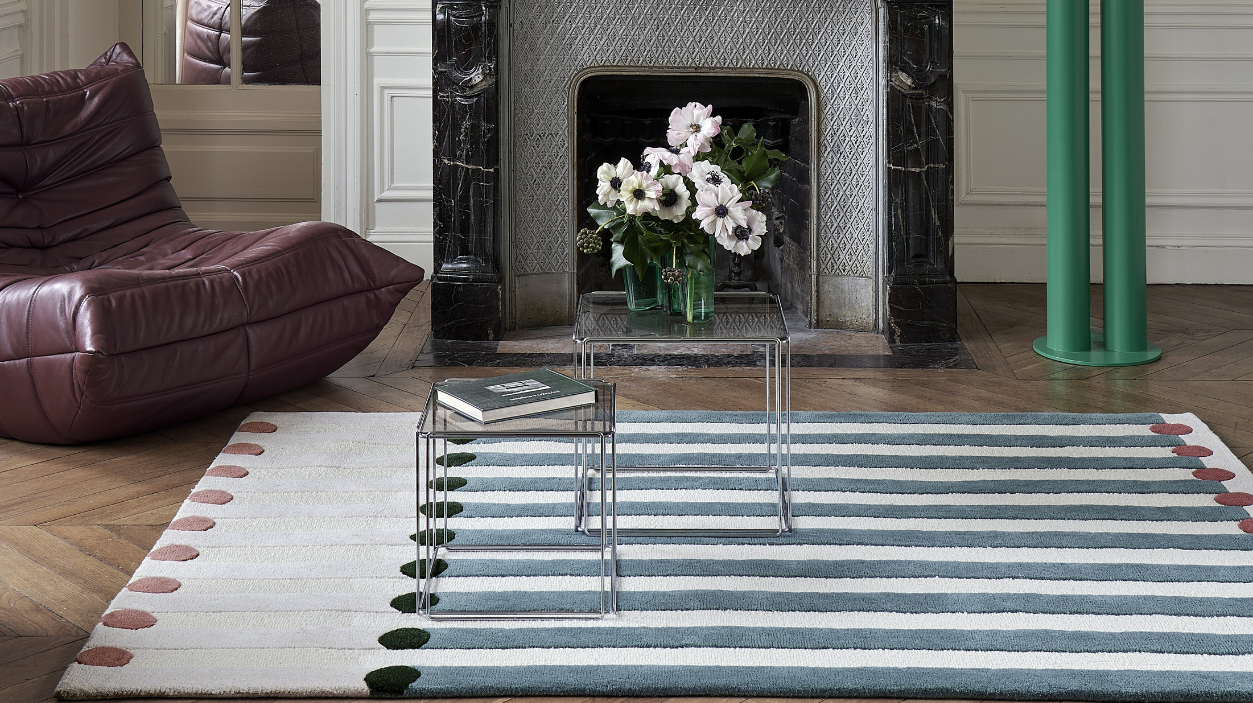 Tapis de salon à rayure avec fauteuil Togo