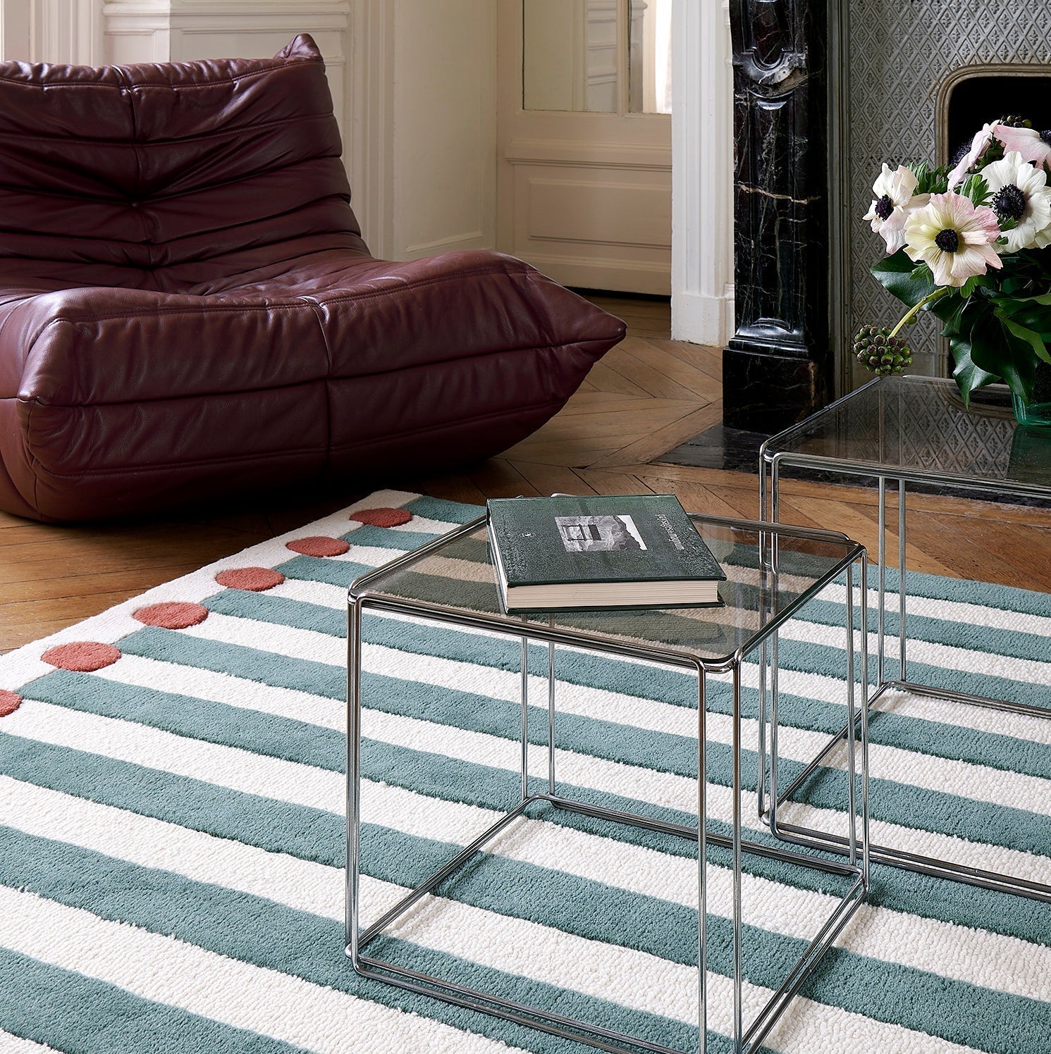 Sublimer son salon : 3 associations parfaites entre tapis design et fauteuils iconiques