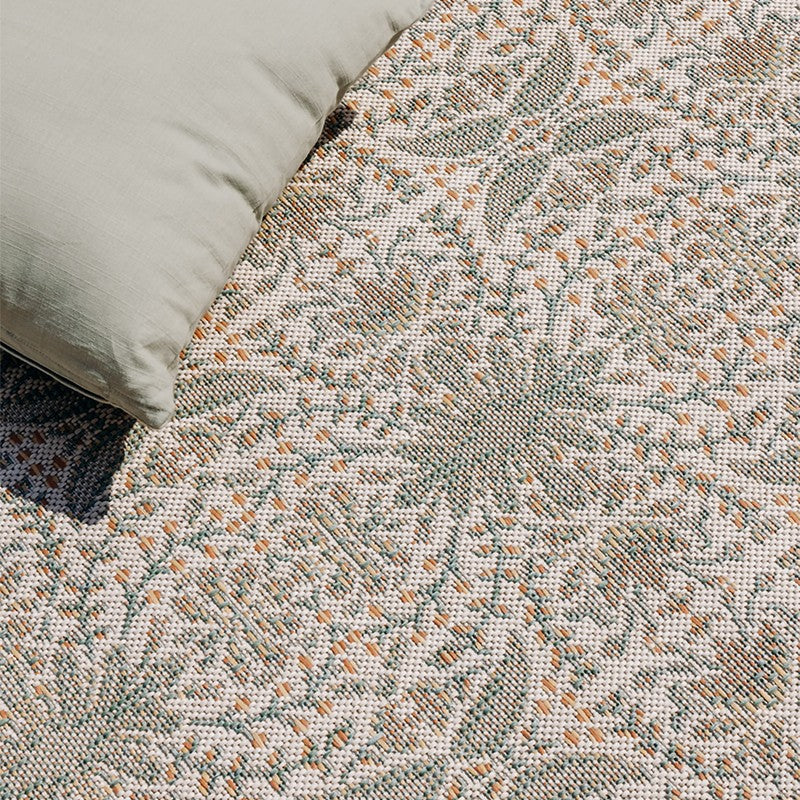 Tapis extérieur beige, orange, vert aux motifs floraux