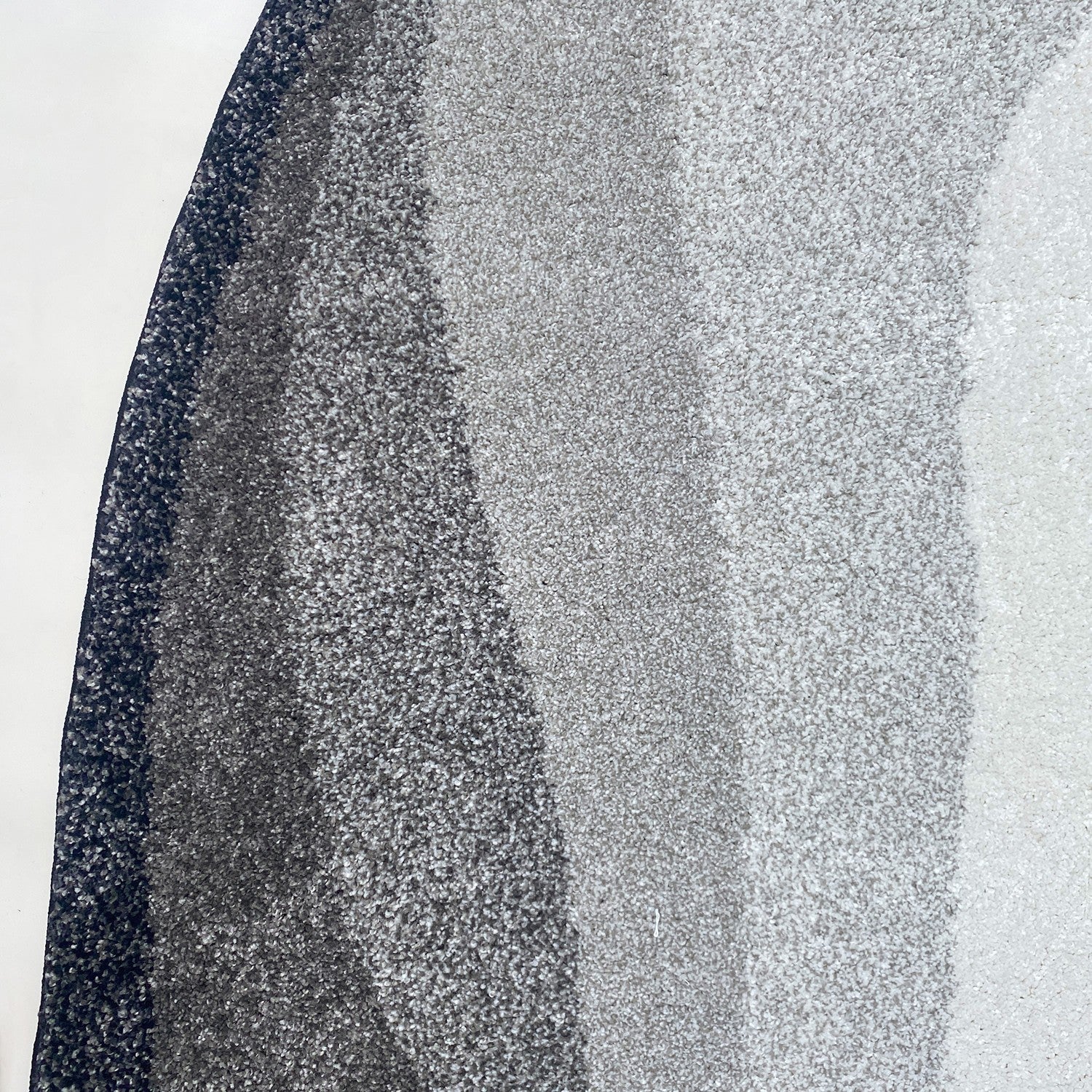 Tapis noir et blanc forme organique