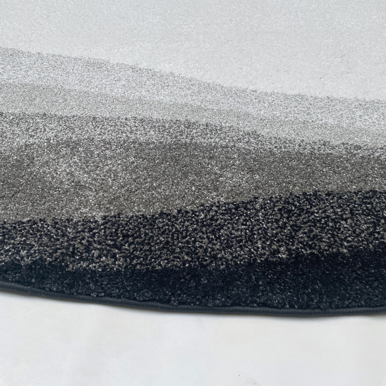Tapis noir et blanc forme organique