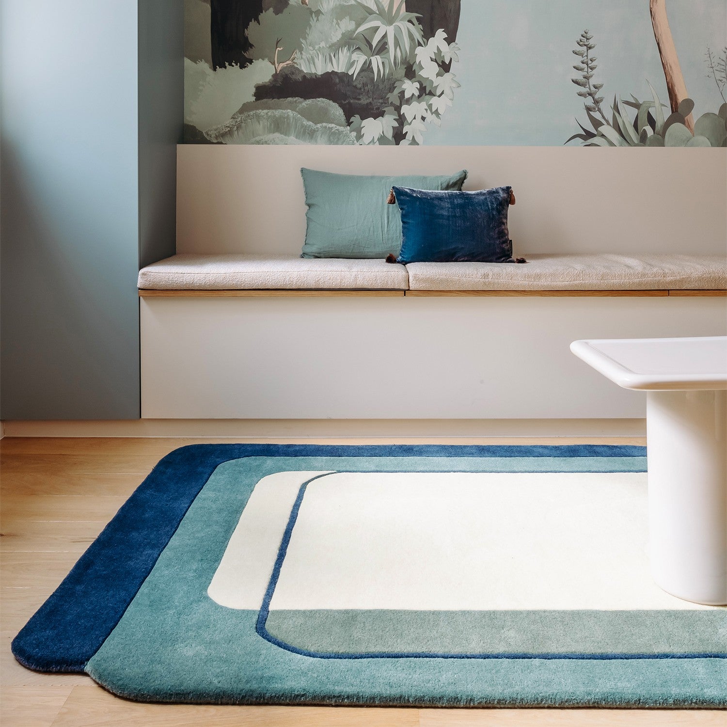 Tapis de salon bleu table d'appoint blanche