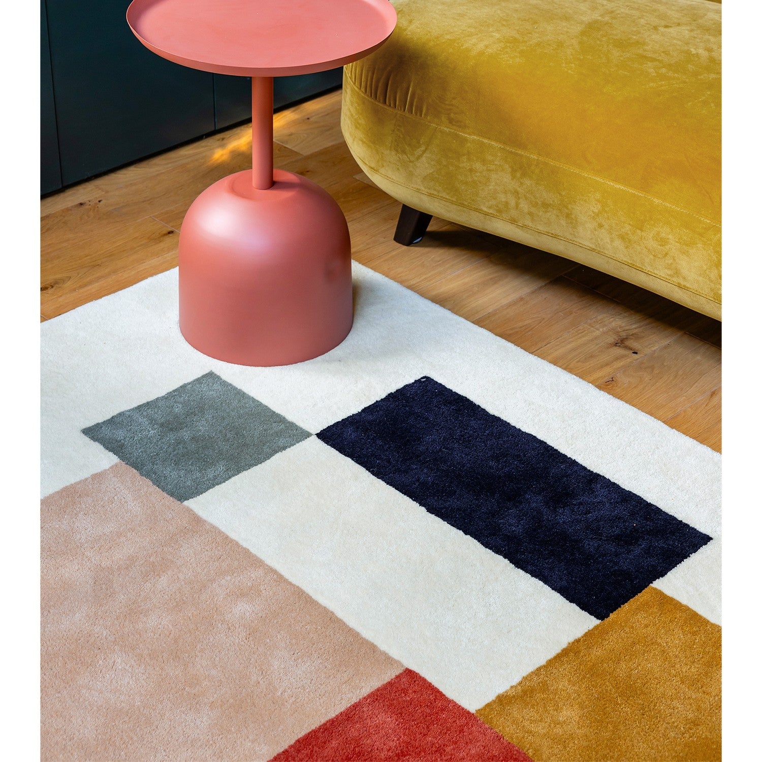 Zoom tapis de salon multicolore table d'appoint terracotta