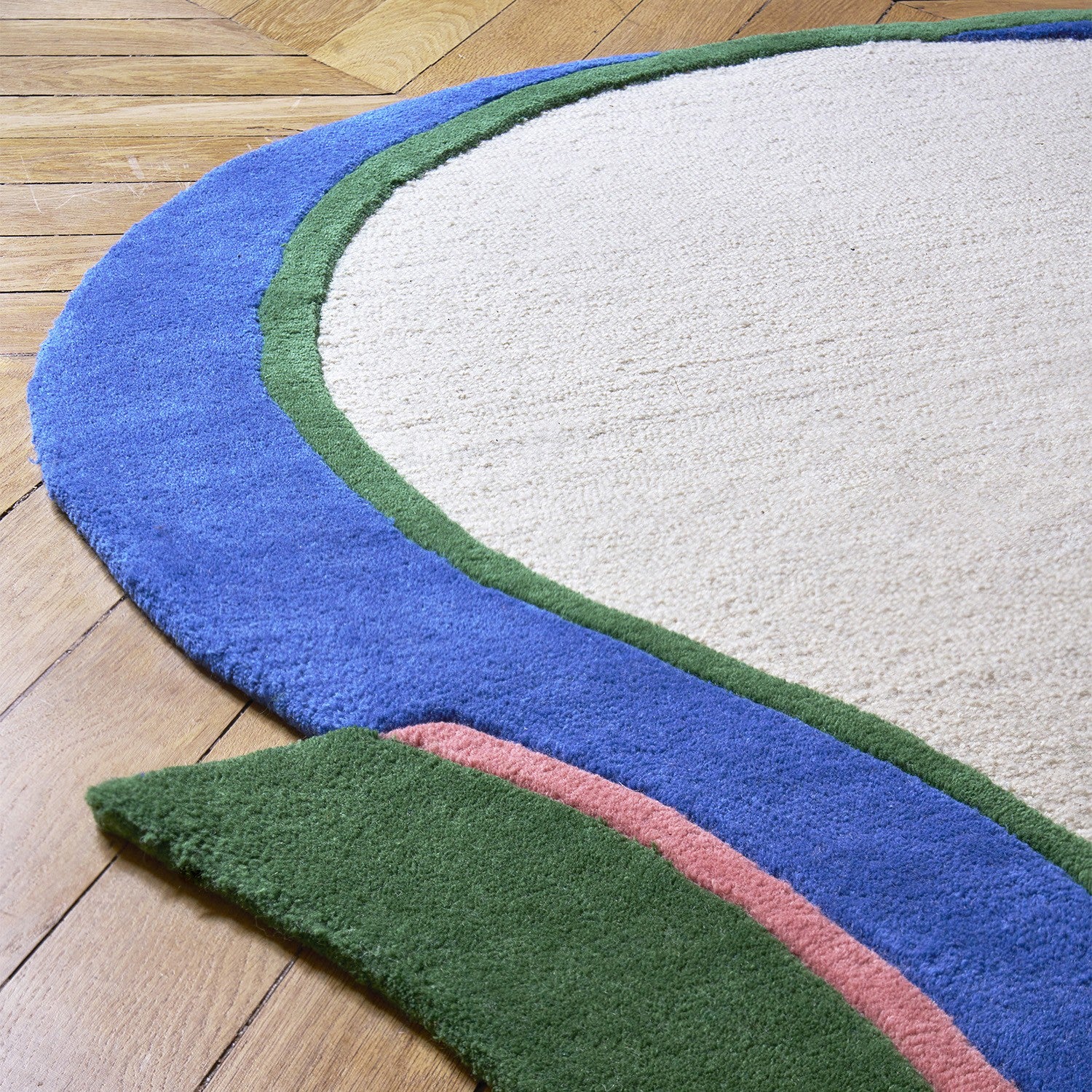 Zoom texture tapis en laine bleu, vert, blanc 