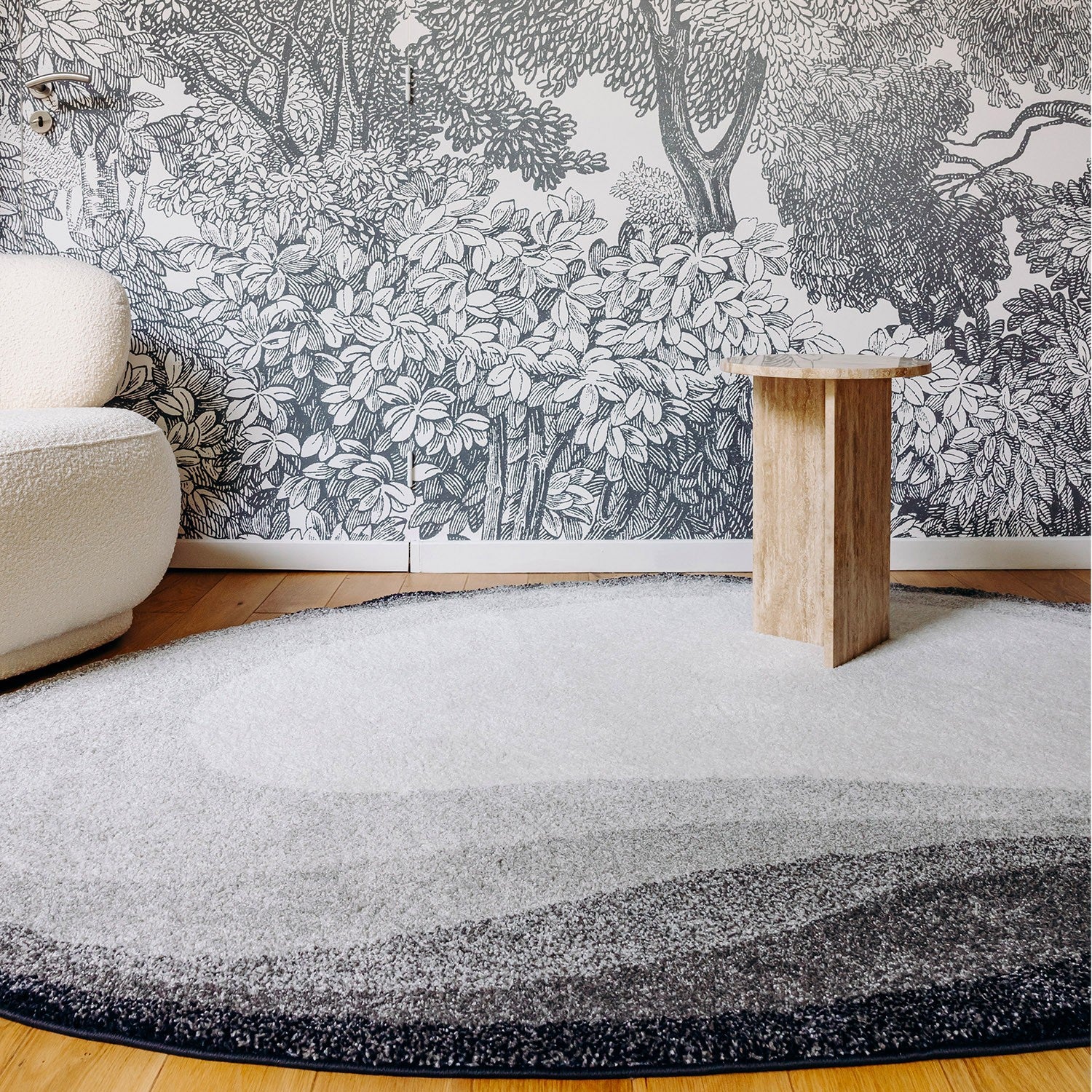 Tapis noir ovale