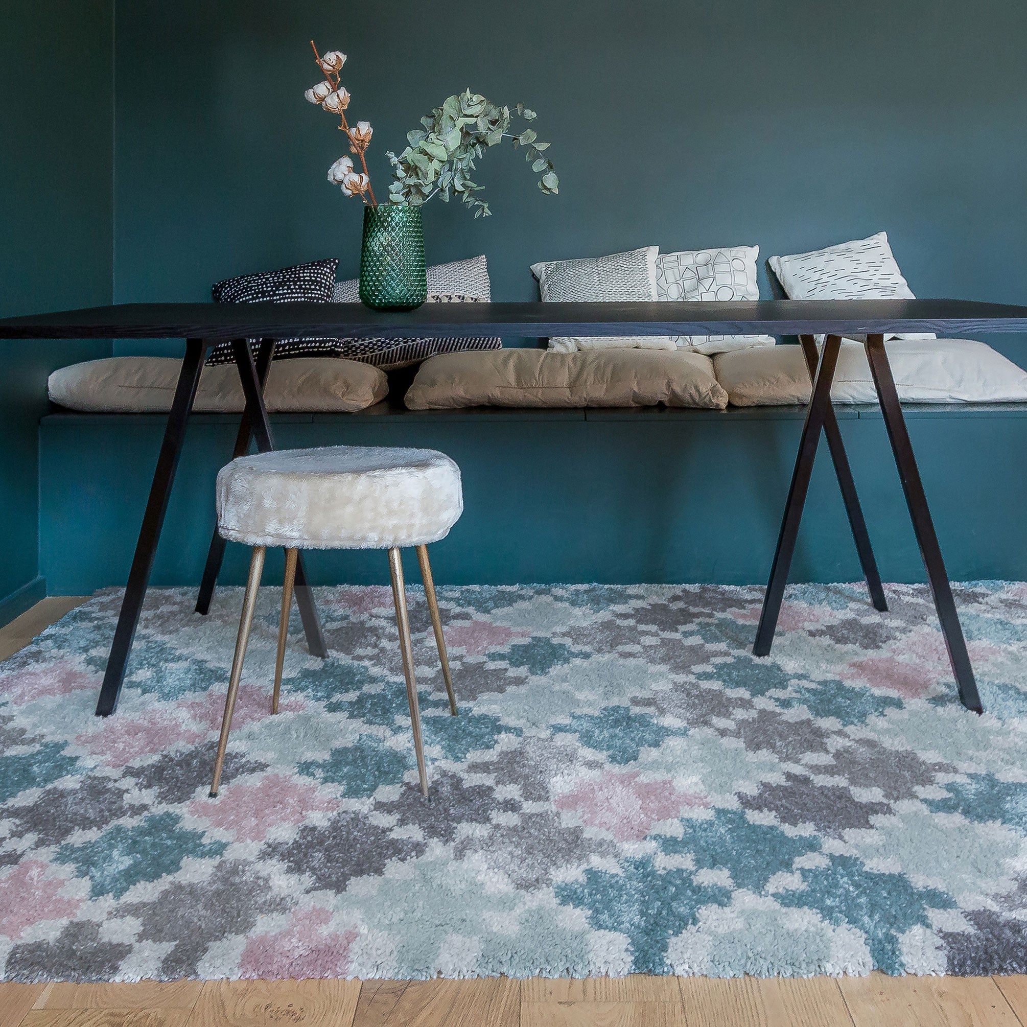 Tapis de salon ou chambre à poils long aux motifs graphiques de couleurs bleu, rose et vert