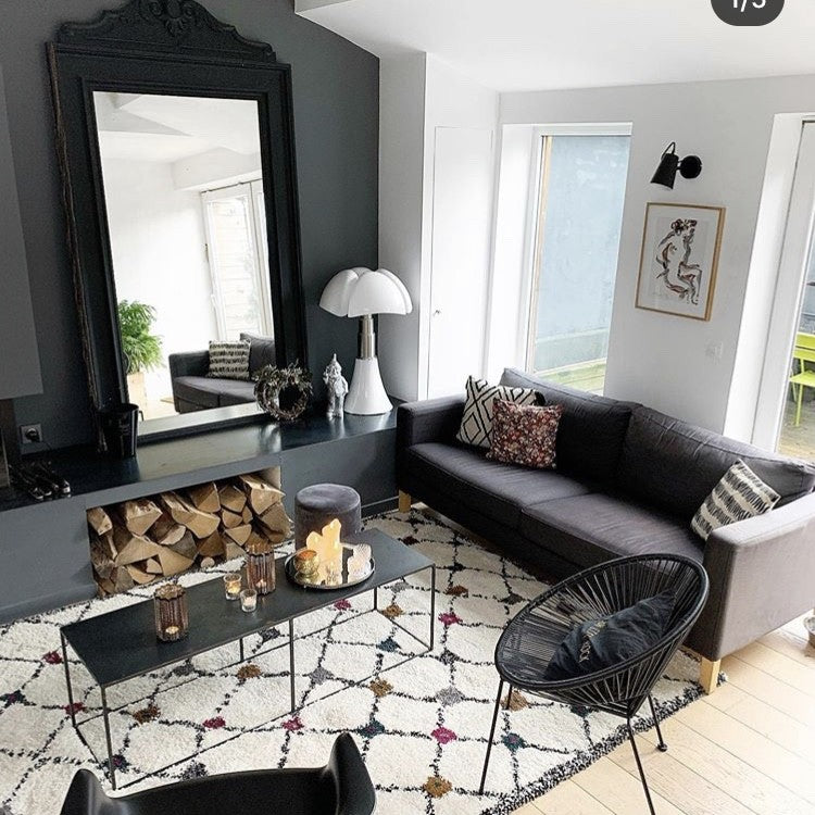 Tapis de salon ou chambre inspiration berbère aux couleurs neutres, noir et blanc