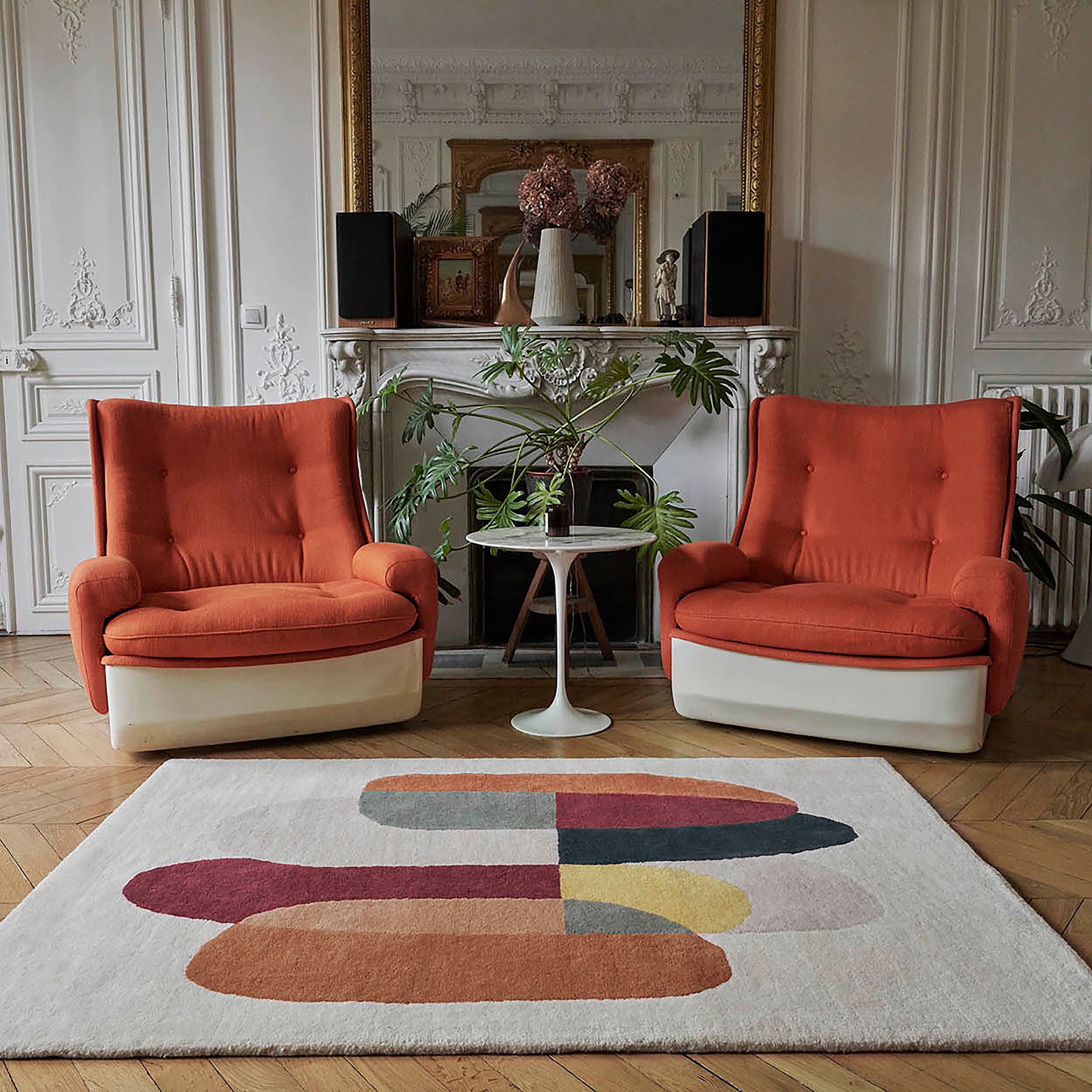 Tapis de salon multicolore et fauteuil orange