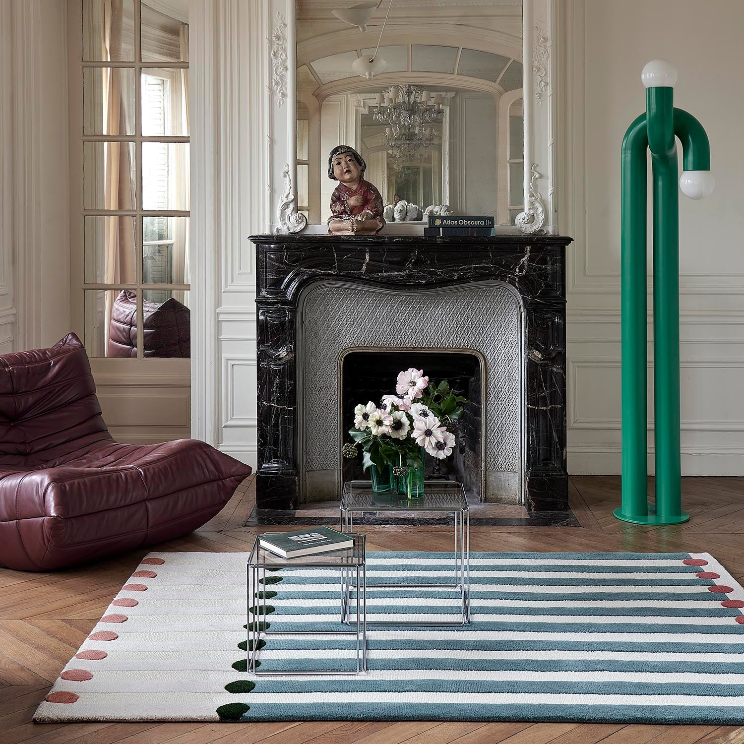 Tapis en laine à rayure devant canapé Togo