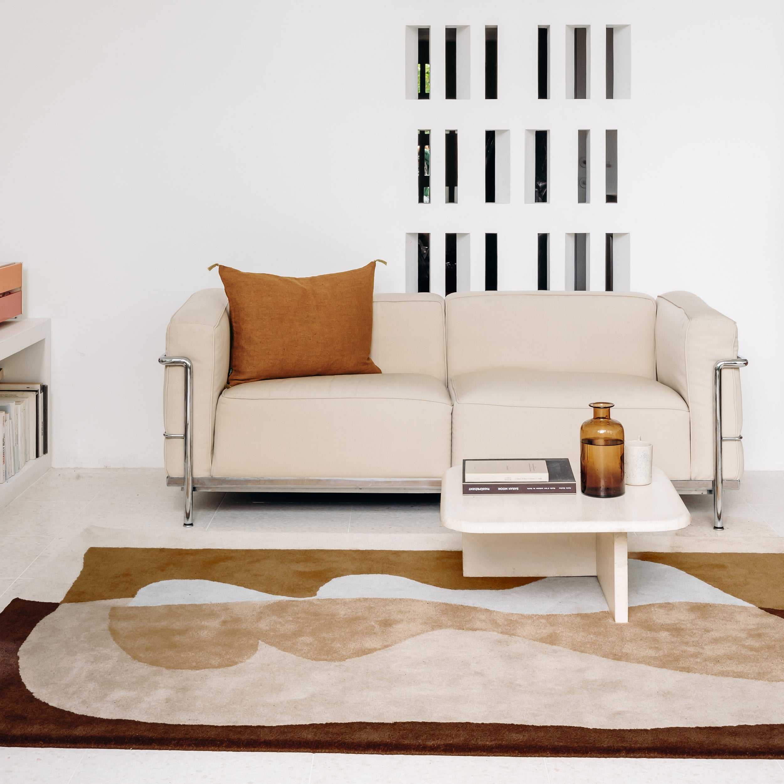Tapis de salon beige en laine devant un canapé beige
