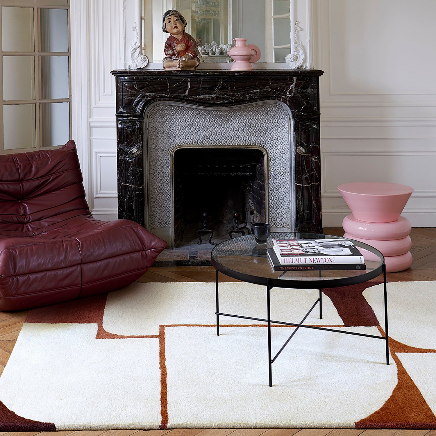 Tapis de salon bordeaux devant fauteuil Togo