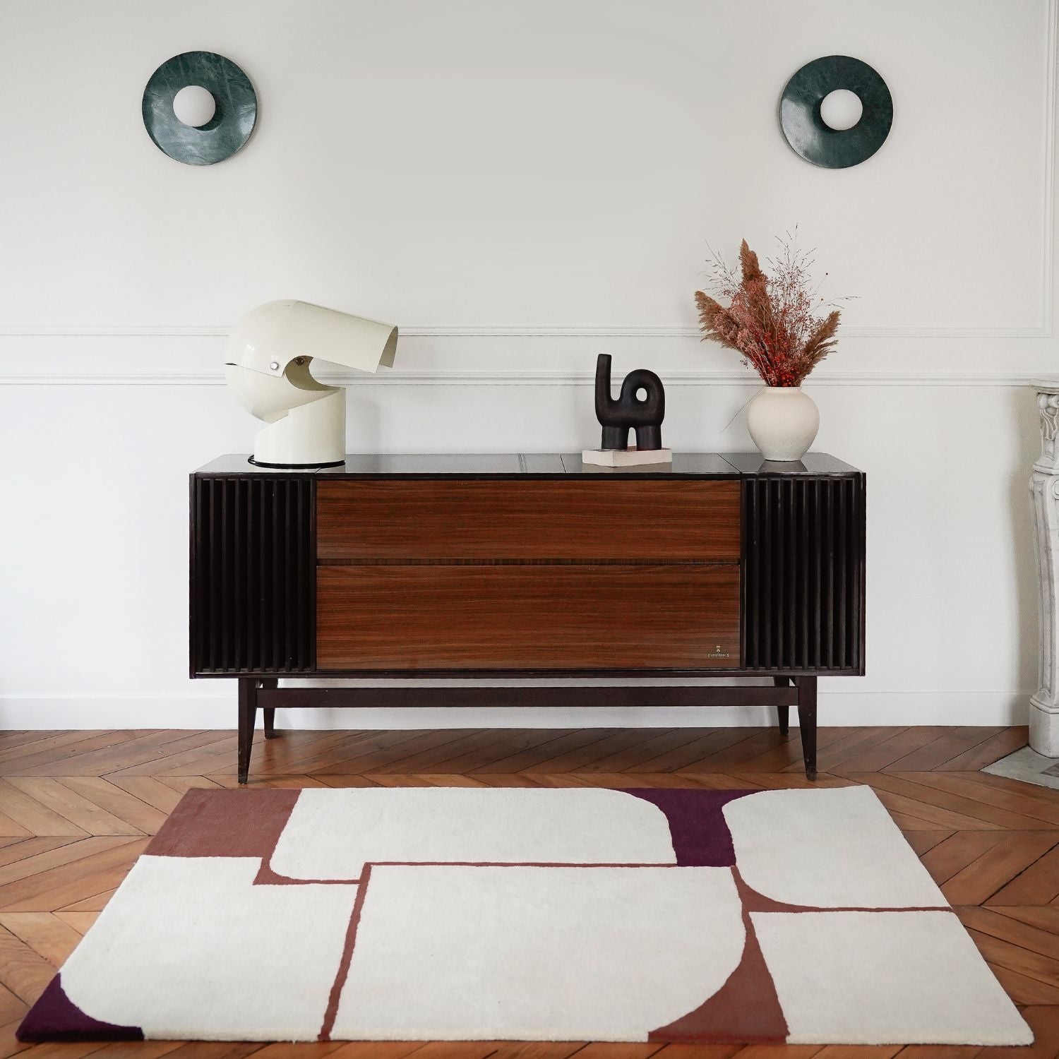 Tapis de salon morderne blanc et bordeaux devant buffet bois