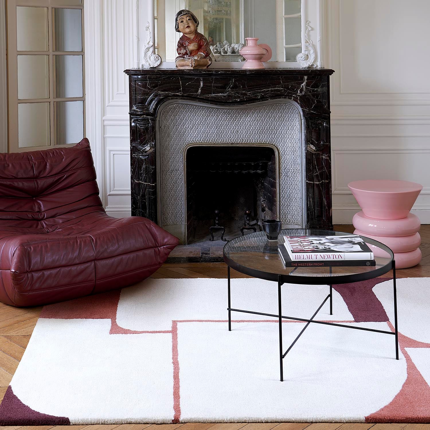 Tapis de salon bordeaux devant fauteuil Togo
