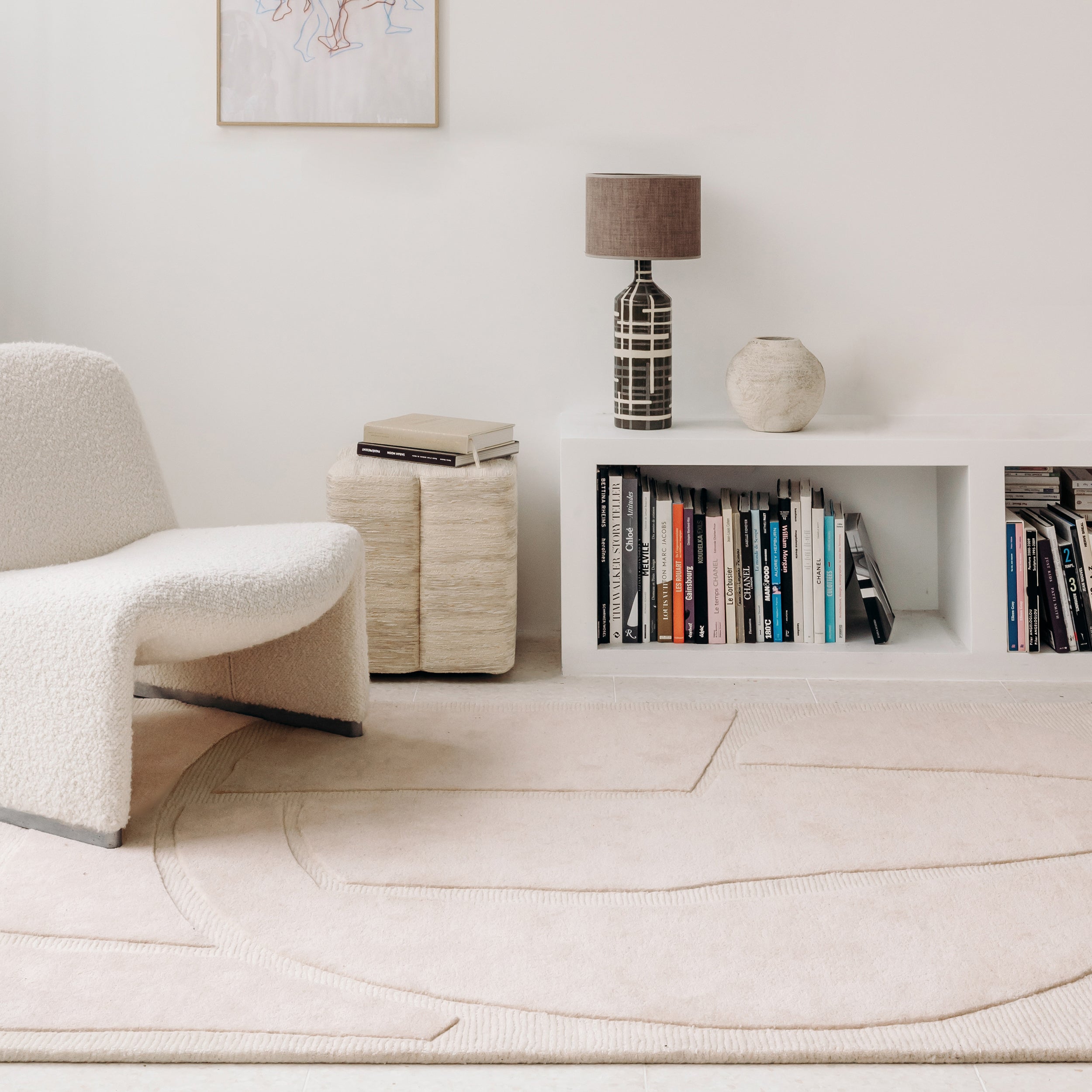 Tapis de salon blanc crème et fauteuil blanc