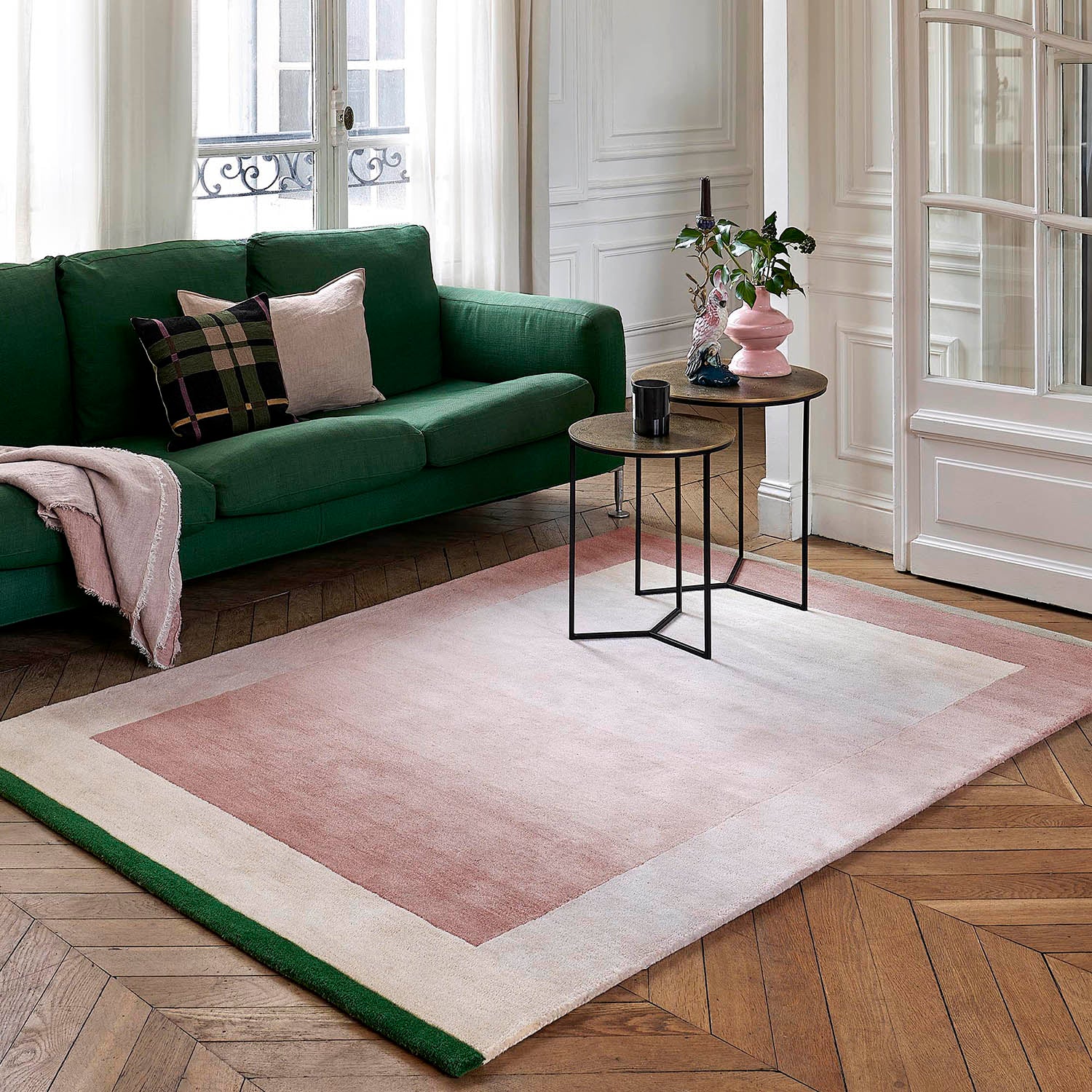 Tapis de salon dégradé rose et canapé vert