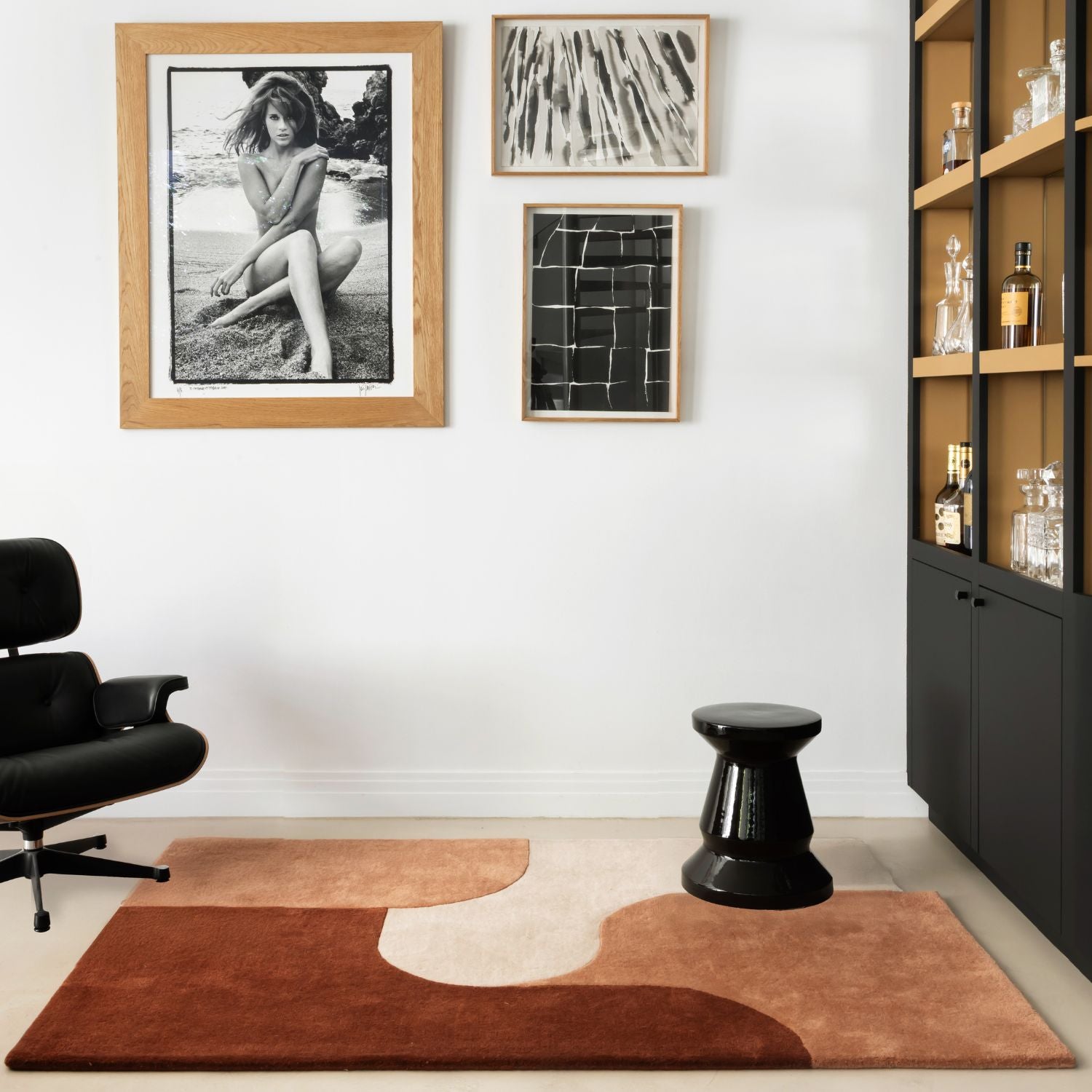 Tapis de salon en laine de couleur rouille et terracotta