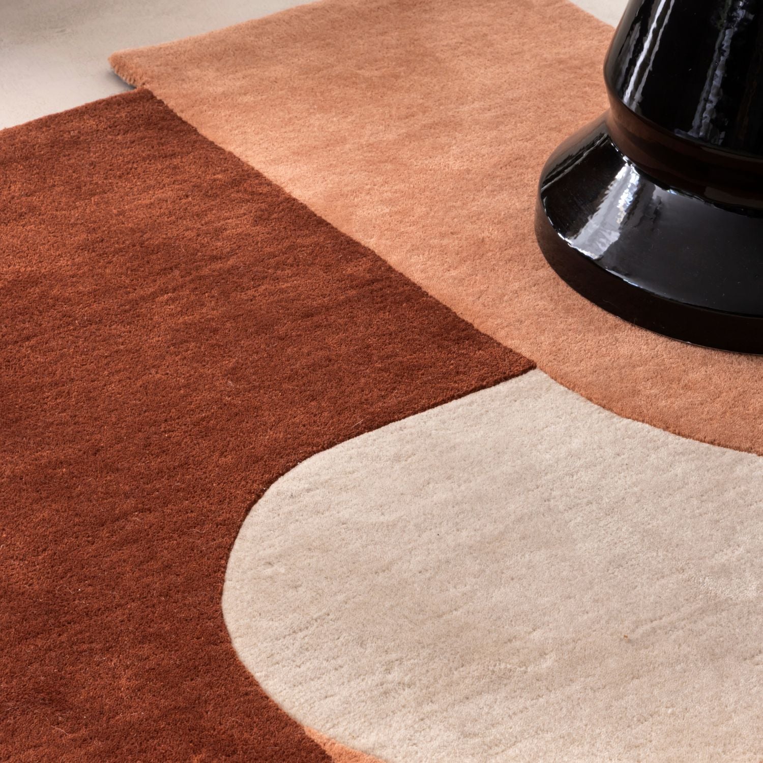 Zoom texture tapis laine terracotta et rouille