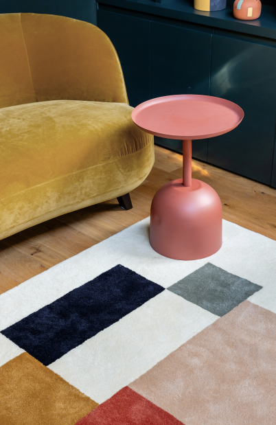Tapis de salon multicolore canapé moutarde